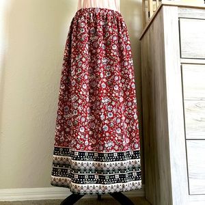 Super cute full length flowery skirt! Dress it up or down!